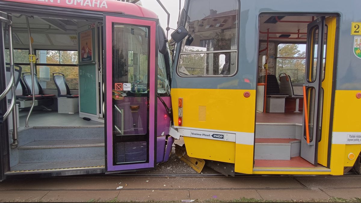 V Plzni se srazily tramvaje, když jedna nečekaně zastavila. Někteří zranění plivali krev